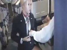Stewardess gibt Handjob im Flugzeug