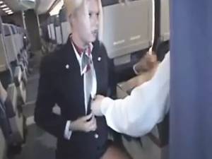 Stewardess gibt Handjob im Flugzeug