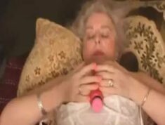 Oma mit behaarter Möse trägt weiße Dessous