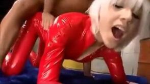 Blondine trägt einen roten Latex-Anzug beim ficken