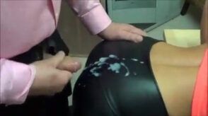Chef wichst auf Leder-Leggings-Arsch seiner Angestellten