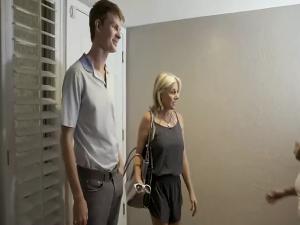 Junger Typ spritzt in Oma rein