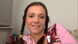 Teen mit Zöpfen in einem geilen Dreier