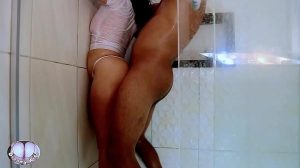 Hart in den Arsch unter der Dusche